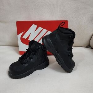 Nike Boys manoa black boots
